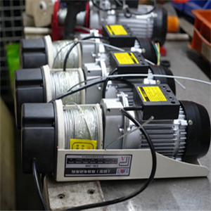 廣告牌吊裝時(shí)商場(chǎng)電動(dòng)吊鉤的運(yùn)